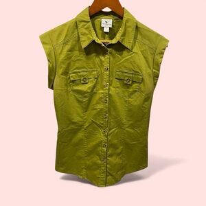 Cute creamy avocado sleeveless stretchy blouse button front pockets